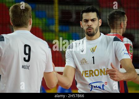 Jubel von Jonas Bastien Baptiste Aguenier - Verona Volley während des NBV Verona vs Prisma Taranto, Volleyball Ital Serie A Superleague Championship in Verona, Italien, November 07 2021 Stockfoto