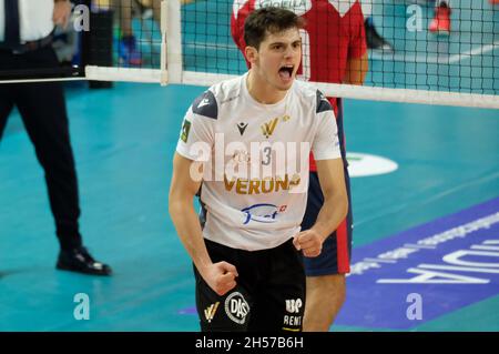 Jubel von Giulio Magalini - Verona Volley während der NBV Verona gegen Prisma Taranto, Volleyball Italianische Serie A Männer Superliga Meisterschaft in Verona, Italien, November 07 2021 Stockfoto