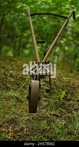 Landwirtschaftliches Werkzeug zum Graben aus dem Mittelalter. Damit wurde das Feld damals von Hand bebaut Stockfoto