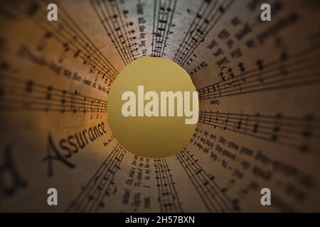 Fotoidee mit Notenblättern gerollt und transparent. Abstrakt und künstlerisch dargestellt Stockfoto