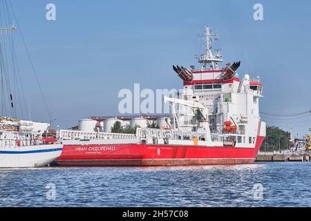 Offshore-Versorgungsschiff Iwan Sidorenko auf dem Pregolja-Fluss, Königsberg, Russland. Versorgung von schwimmenden Bohrgeräten mit Verbrauchsmaterialien. Stockfoto
