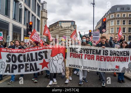 Banner des marxistischen Sozialismus Kampf für Revolution, globaler Aktionstag für Klimagerechtigkeit, London, Großbritannien. November 2021 Stockfoto