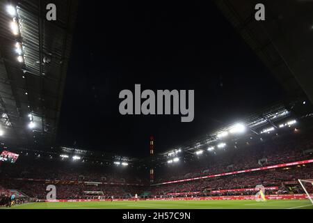 Köln, Deutschland. November 2021. Fußball: Bundesliga, 1. FC Köln 1. FC Union Berlin, Matchday 11 im RheinEnergieStadion. Blick in das Stadion während des Spiels. WICHTIGER HINWEIS: Gemäß den Bestimmungen der DFL Deutsche Fußball Liga und des DFB Deutscher Fußball-Bund ist es untersagt, im Stadion und/oder vom Spiel aufgenommene Fotos in Form von Sequenzbildern und/oder videoähnlichen Fotoserien zu verwenden oder zu verwenden. Quelle: Rolf Vennenbernd/dpa/Alamy Live News Stockfoto