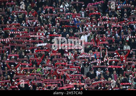 Köln, Deutschland. November 2021. Fußball: Bundesliga, 1. FC Köln 1. FC Union Berlin, Matchday 11 im RheinEnergieStadion. Kölns Fans jubeln vor dem Spiel über ihr Team. WICHTIGER HINWEIS: Gemäß den Bestimmungen der DFL Deutsche Fußball Liga und des DFB Deutscher Fußball-Bund ist es untersagt, im Stadion und/oder vom Spiel aufgenommene Fotos in Form von Sequenzbildern und/oder videoähnlichen Fotoserien zu verwenden oder zu verwenden. Quelle: Rolf Vennenbernd/dpa/Alamy Live News Stockfoto