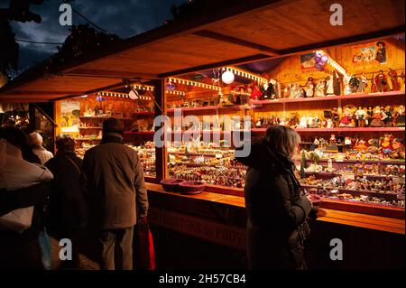 Verkaufsstände auf dem Weihnachtsmarkt in Straßburg. Die Straßen und Plätze der Innenstadt von Straßburg sind die Heimat vieler Stände, die lokale Produkte verkaufen. Stockfoto