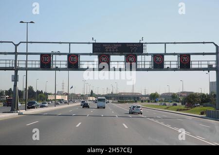 Anzeigetafel Variable Informationen: Achtung, Geschwindigkeitsbegrenzung. Flughafenautobahn . Autobahn asphaltierte Straße . Aserbaidschan Baku. 17.08.2021 : Stockfoto