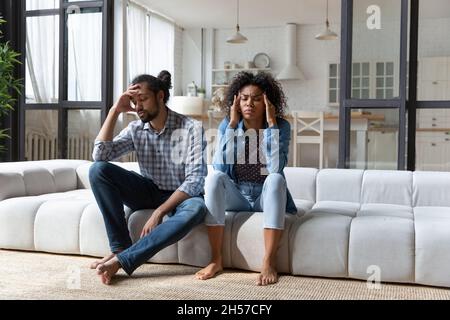 Verärgert wütend Millennial Black Paar müde von Konflikt Stockfoto