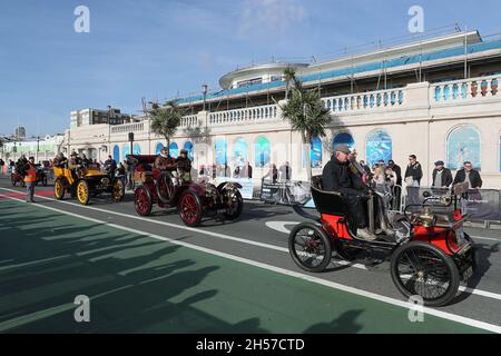 Brighton, East Sussex, Großbritannien. November 2021. Vier Oldtimer nähern sich der Ziellinie beim 125. London to Brighton Veteran Car Run in Madeira Drive, Brighton, East Sussex, Großbritannien. © Malcolm Greig/Alamy Live News Stockfoto