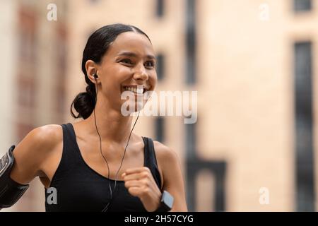 Fitness-Lifestyle. Nahaufnahme Porträt Einer Jungen Sportlichen Frau Beim Joggen Auf Der Urban Street Stockfoto