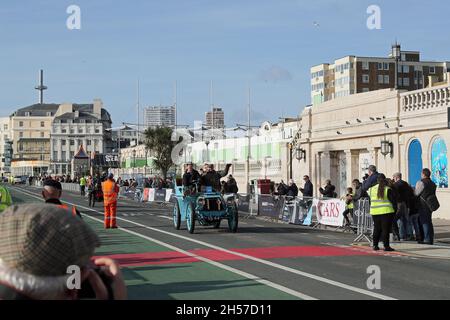 Brighton, East Sussex, Großbritannien. November 2021. Veteranenautos nähern sich beim 125. Veteranenlauf von London nach Brighton in Madeira Drive, Brighton, East Sussex, Großbritannien, der Ziellinie. © Malcolm Greig/Alamy Live News Stockfoto