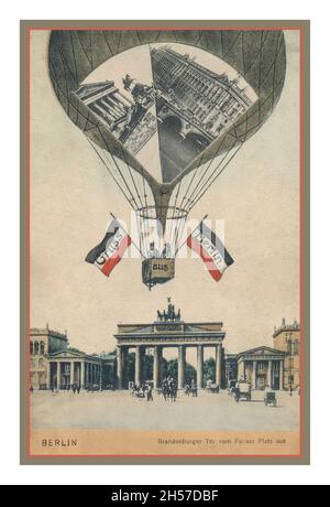 BRANDENBURGER TOR Vintage Travel Archive 1800er „GRUSS aus BERLIN“ „Gruß von Berlin“ Reiseposter mit dem Neuesten auf Reisen mit einem Heißluftballon über dem Brandenburger Tor am Pariser Platz Berlin Deutschland Stockfoto