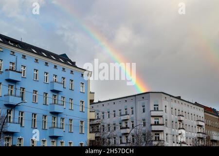 Berlin, Deutschland. November 2021. Ein Regenbogen über der Danziger Straße. Quelle: Gerald Matzka/dpa/Alamy Live News Stockfoto