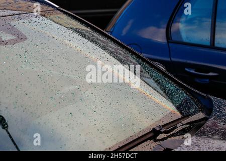 Berlin, Deutschland. November 2021. Ein Regenbogen spiegelt sich in einem regnerischen Autofenster. Quelle: Gerald Matzka/dpa/Alamy Live News Stockfoto