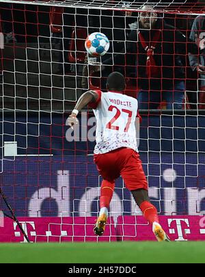 Köln, Deutschland. November 2021. Fußball: Bundesliga, 1. FC Köln 1. FC Union Berlin, Matchday 11 im RheinEnergieStadion. Der Kölner Anthony Modeste erzielt das 1:0. WICHTIGER HINWEIS: Gemäß den Bestimmungen der DFL Deutsche Fußball Liga und des DFB Deutscher Fußball-Bund ist es untersagt, im Stadion und/oder vom Spiel aufgenommene Fotos in Form von Sequenzbildern und/oder videoähnlichen Fotoserien zu verwenden oder zu verwenden. Quelle: Rolf Vennenbernd/dpa/Alamy Live News Stockfoto