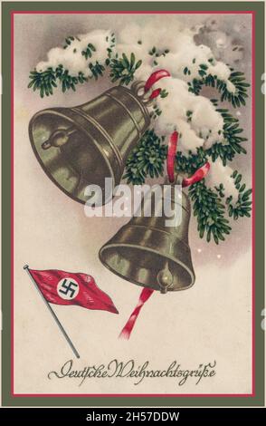 NAZI-WEIHNACHTSKARTE mit Nazi-Hakenkreuz aus den 1930er Jahren Weihnachts-Propagandakarte mit Aufschrift „Grüße von der deutschen Weihnachtsgruppe“ Nazi-Deutschland mit Glocken und Schnee auf einer festlichen Tanne mit Nazi-Parteiflagge Stockfoto