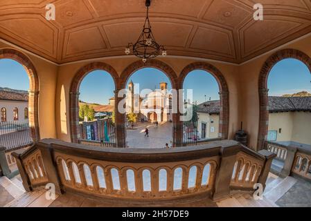 Barolo, Cuneo, Italien - 05. November 2021: Piazza Falletti mit der Pfarrkirche San Donato von der Eingangshalle des Schlosses Falletti aus gesehen, se Stockfoto