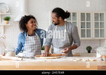 Happy Millennial Black Couple Backen hausgemachte Kekse zusammen Stockfoto