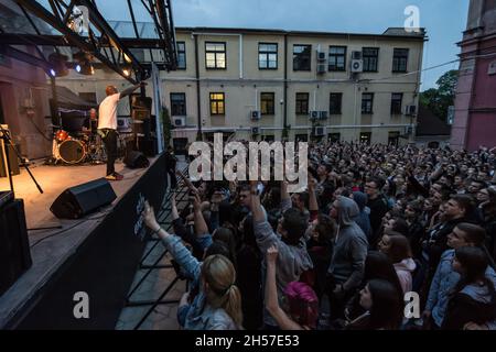 Lublin, Polen - 21. Mai 2016: Kozienalia (jährlicher Studentenfasching, auch Juwenalia genannt) - Lukasz Malpa Malkiewicz Rap-Konzert mit Fans singen Stockfoto