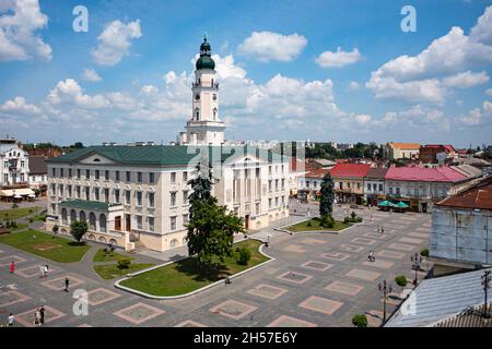 Drohobych, Ukraine - Juli 2021: Luftaufnahme des Rathauses in Drohobych, Ukraine von Drohne Stockfoto