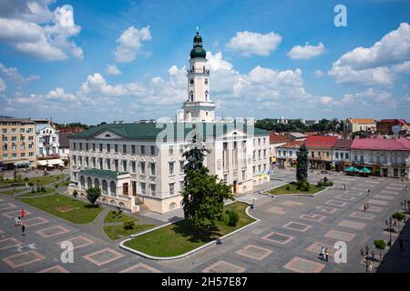 Drohobych, Ukraine - Juli 2021: Luftaufnahme des Rathauses in Drohobych, Ukraine von Drohne Stockfoto