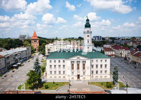 Drohobych, Ukraine - Juli 2021: Luftaufnahme des Rathauses in Drohobych, Ukraine von Drohne Stockfoto