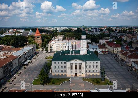 Drohobych, Ukraine - Juli 2021: Luftaufnahme des Rathauses in Drohobych, Ukraine von Drohne Stockfoto