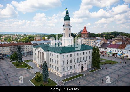 Drohobych, Ukraine - Juli 2021: Luftaufnahme des Rathauses in Drohobych, Ukraine von Drohne Stockfoto