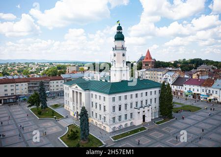 Drohobych, Ukraine - Juli 2021: Luftaufnahme des Rathauses in Drohobych, Ukraine von Drohne Stockfoto