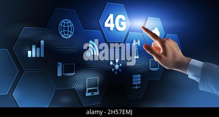 Geschäftsmann drückt seinen Finger auf 4G-Taste. Mobile Kommunikationskonzept. Stockfoto