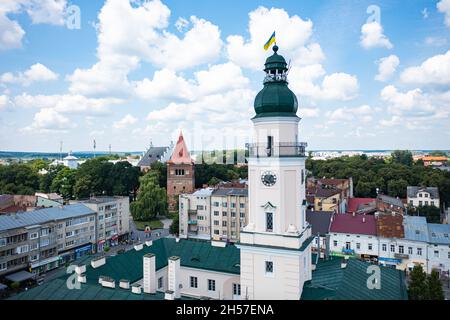 Drohobych, Ukraine - Juli 2021: Luftaufnahme des Rathauses in Drohobych, Ukraine von Drohne Stockfoto