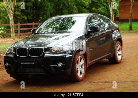 Der neue BMW X6 (E71): Testing des neuen BMW X6 in Schlamm, Frontansicht, schwarz, 1st Generation, hergestellt von 2008 bis 2014. São Paulo - Brasilien . Stockfoto