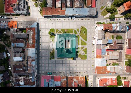 Drohobych, Ukraine - Juli 2021: Luftaufnahme des Rathauses in Drohobych, Ukraine von Drohne Stockfoto