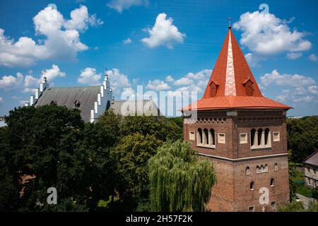 Drohobych, Ukraine - Juli 2021: Luftaufnahme der Brick Gothic St-Bartholomew Kirche und des ehemaligen Burgturms in Drohobych, Ukraine von Drohne Stockfoto