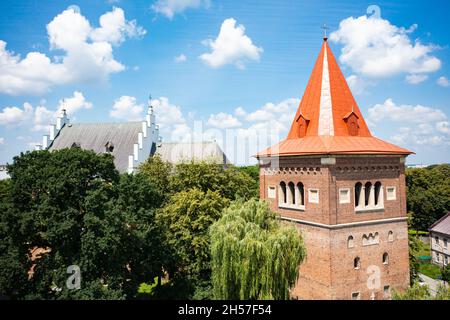 Drohobych, Ukraine - Juli 2021: Luftaufnahme der Brick Gothic St-Bartholomew Kirche und des ehemaligen Burgturms in Drohobych, Ukraine von Drohne Stockfoto