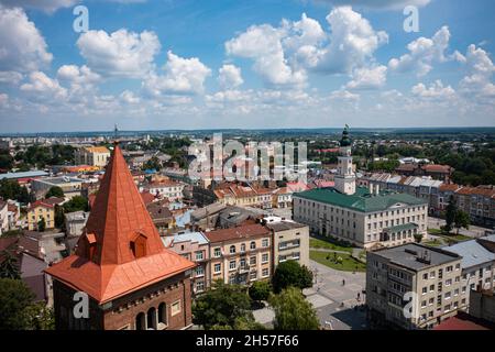 Drohobych, Ukraine - Juli 2021: Luftaufnahme des Rathauses in Drohobych, Ukraine von Drohne Stockfoto