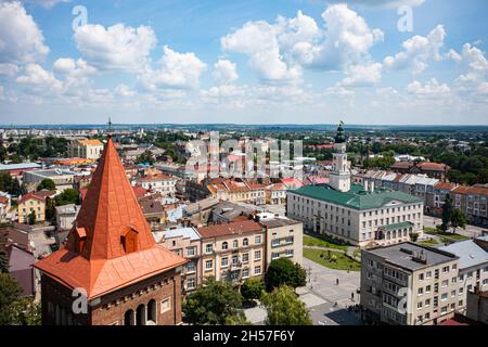 Drohobych, Ukraine - Juli 2021: Luftaufnahme des Rathauses in Drohobych, Ukraine von Drohne Stockfoto