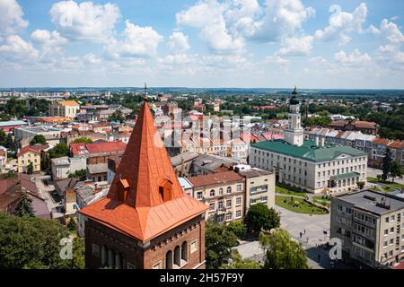 Drohobych, Ukraine - Juli 2021: Luftaufnahme des Rathauses in Drohobych, Ukraine von Drohne Stockfoto