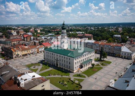 Drohobych, Ukraine - Juli 2021: Luftaufnahme des Rathauses in Drohobych, Ukraine von Drohne Stockfoto