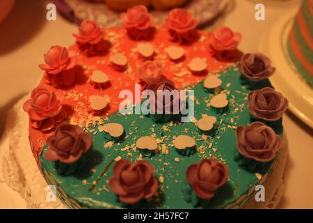 Weihnachtskuchen mit Rosen und Herzen dekoriert Stockfoto