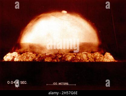 Die weltweit erste Atomexplosion auf dem Trinity-Testgelände in New Mexico während des Manhattan-Projekts. Dieses Bild wird nur 44 Millisekunden nach der Detonation aufgenommen. Stockfoto