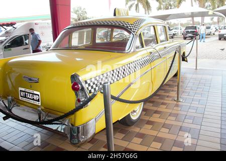 Chevrolet 210: Heck- und Seitenansicht der Limousine, Baujahr 1956, gelb, Fahrerhaus. In Der Ausstellung. Santa Bárbara d'Oeste - São Paulo - Brasilien. Stockfoto