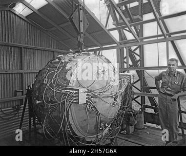 Die erste Atombombe der Welt, die auf den Turm am Trinity-Testgelände losgehen soll. Stockfoto