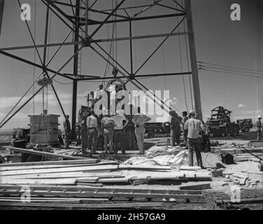 Die erste Atomwaffe der Welt wird am Fuß des Turms auf dem Trinity-Testgelände eingesetzt Stockfoto