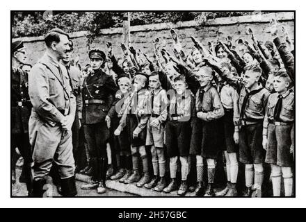 HITLERJUGEND HEIL HITLER Nazi-Propagandabild von Adolf Hitler mit impressionierbaren Jungen 8-12 Jahre Hitlerjugend Hitler-Jugend-Jungen grüßend Adolf Hitler in Leipzig, Nazi-Deutschland 1932 Stockfoto