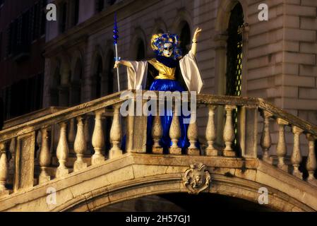 Karneval in Venedig, Carnevale di Venezia, Masken in Venedig, Maskerade Venice, Venedig Maske oder Masken mit Kostümen, Kleider und schönen Frauen Stockfoto