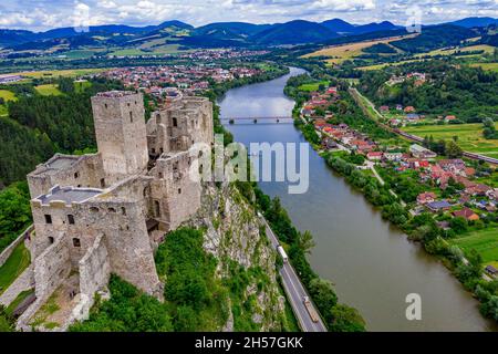 Burg Strecno in der Slowakei aus der Luft | Burg Strecno in der Slowakei von oben Stockfoto