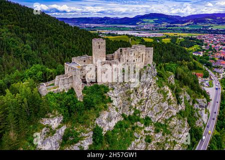 Burg Strecno in der Slowakei aus der Luft | Burg Strecno in der Slowakei von oben Stockfoto