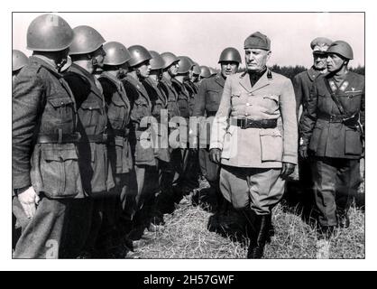 BENITO MUSSOLINI REZENSIERT SEINE TRUPPEN (1883-1945) der italienische Diktator und Führer der faschistischen Bewegung und Teil der Achse des 2. Weltkriegs, "EL DUCE" in seiner Militäruniform, mit seinen Generälen, die während des 2. Weltkriegs 1942 eine Linie italienischer Truppen inspizierten, fazistische Propaganda-Image Stockfoto