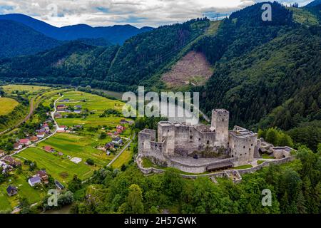 Burg Strecno in der Slowakei aus der Luft | Burg Strecno in der Slowakei von oben Stockfoto