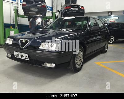 Alfa Romeo 164: Vorderansicht, dunkelblaue Farbe, in einer Werkstatt. Er wurde von 1988 bis 1997 vom italienischen Automobilhersteller Alfa Romeo produziert. Stockfoto